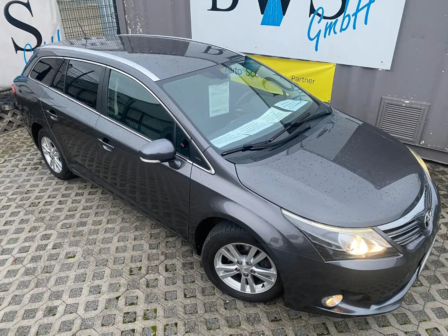 Toyota Avensis Kombi Life Grau - 2