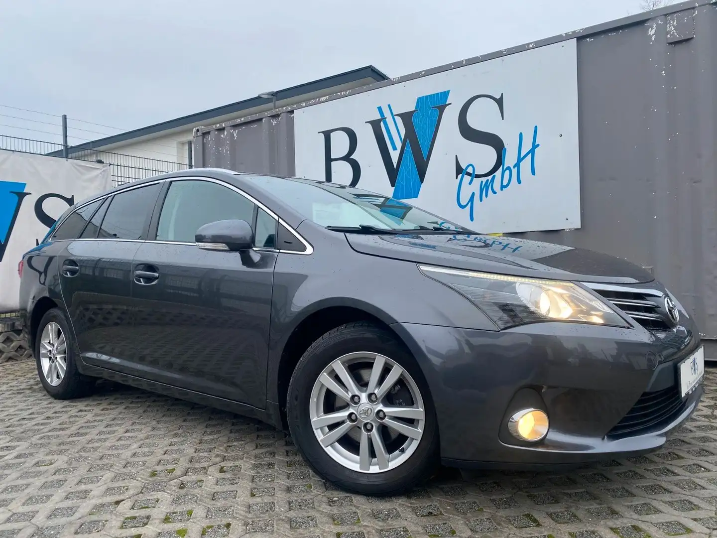 Toyota Avensis Kombi Life Grau - 1