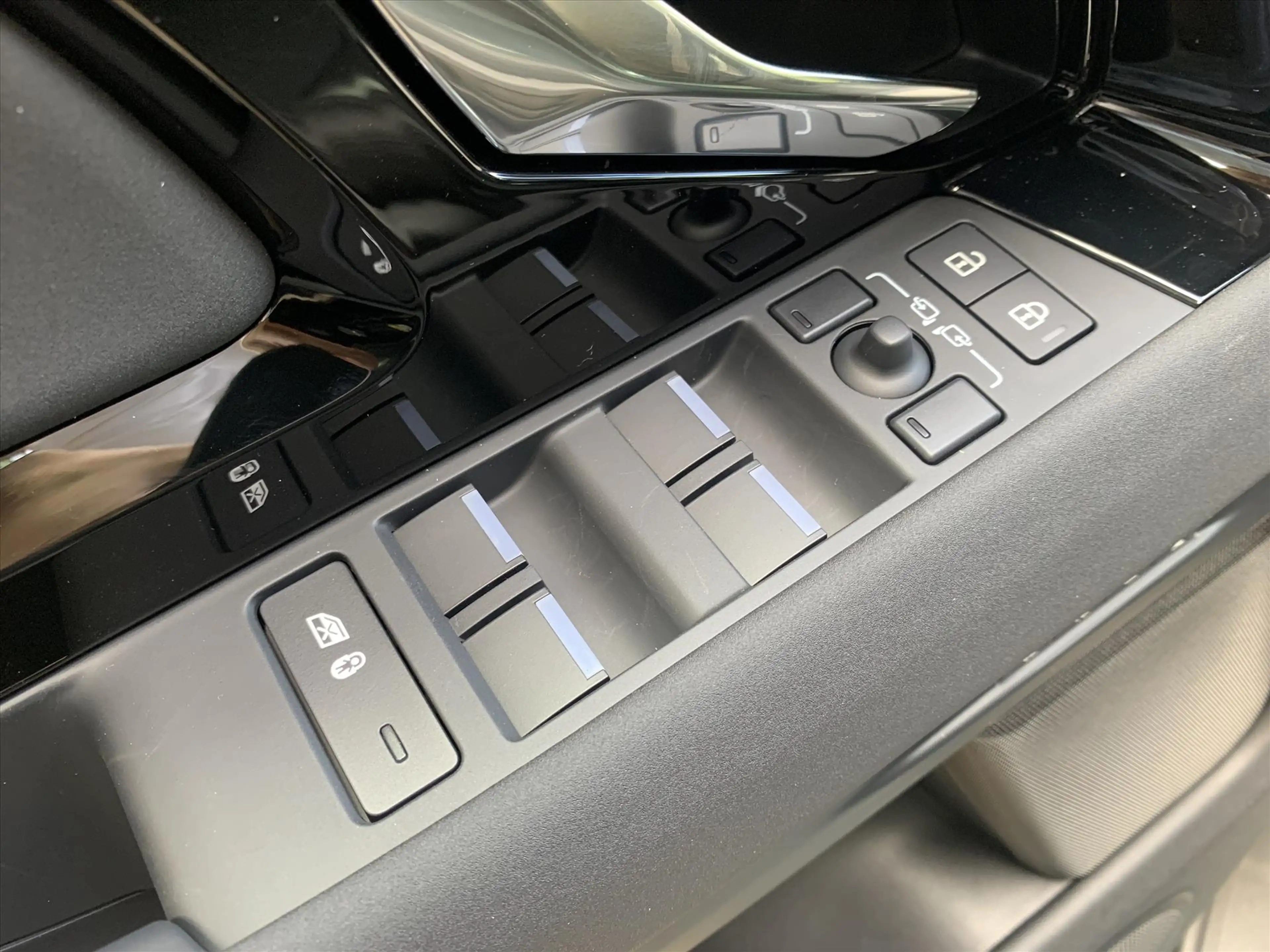 Land Rover Range Rover Evoque P270e PHEV AWD Dynamic SE — photo 9