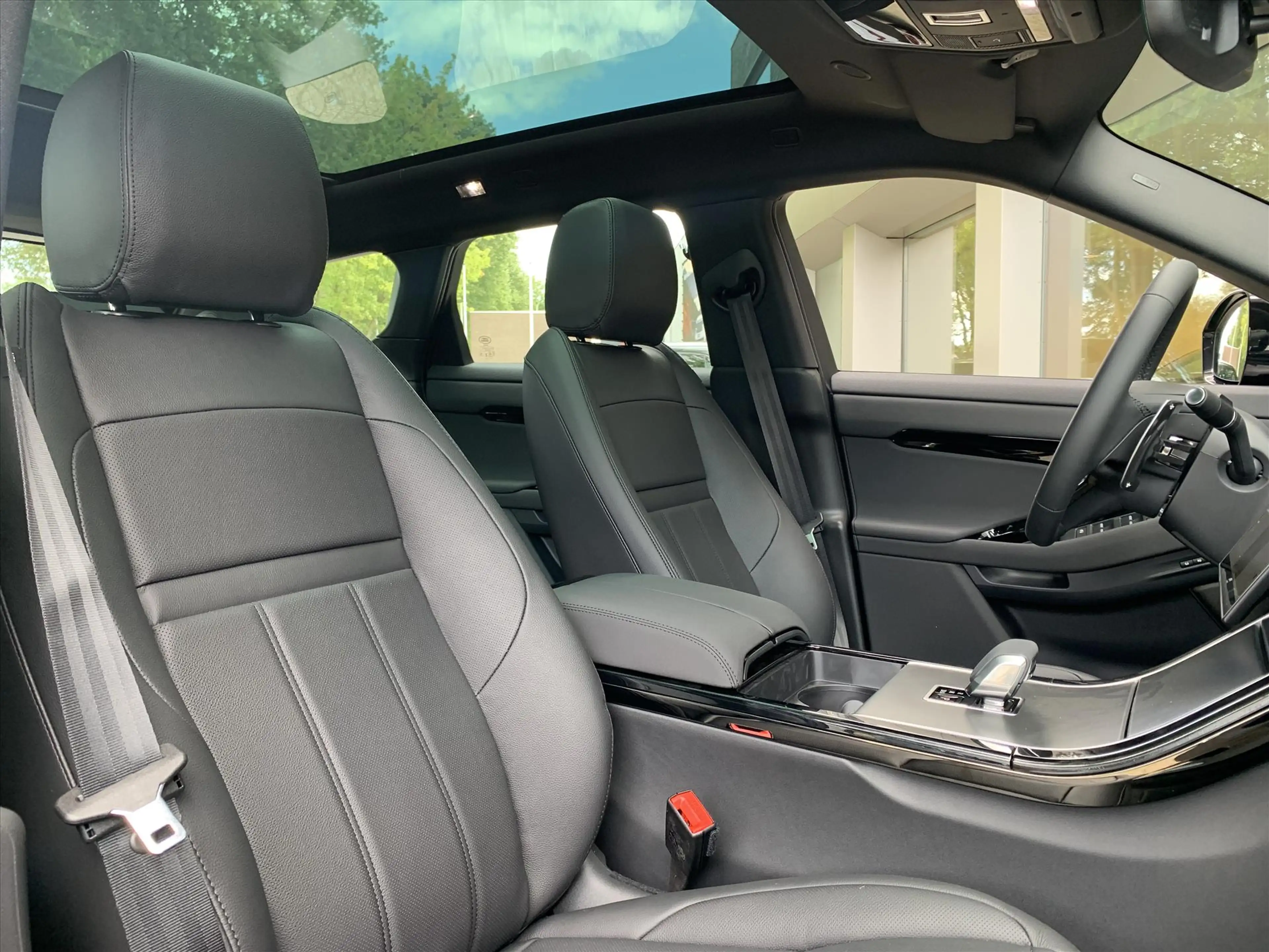Land Rover Range Rover Evoque P270e PHEV AWD Dynamic SE — photo 4