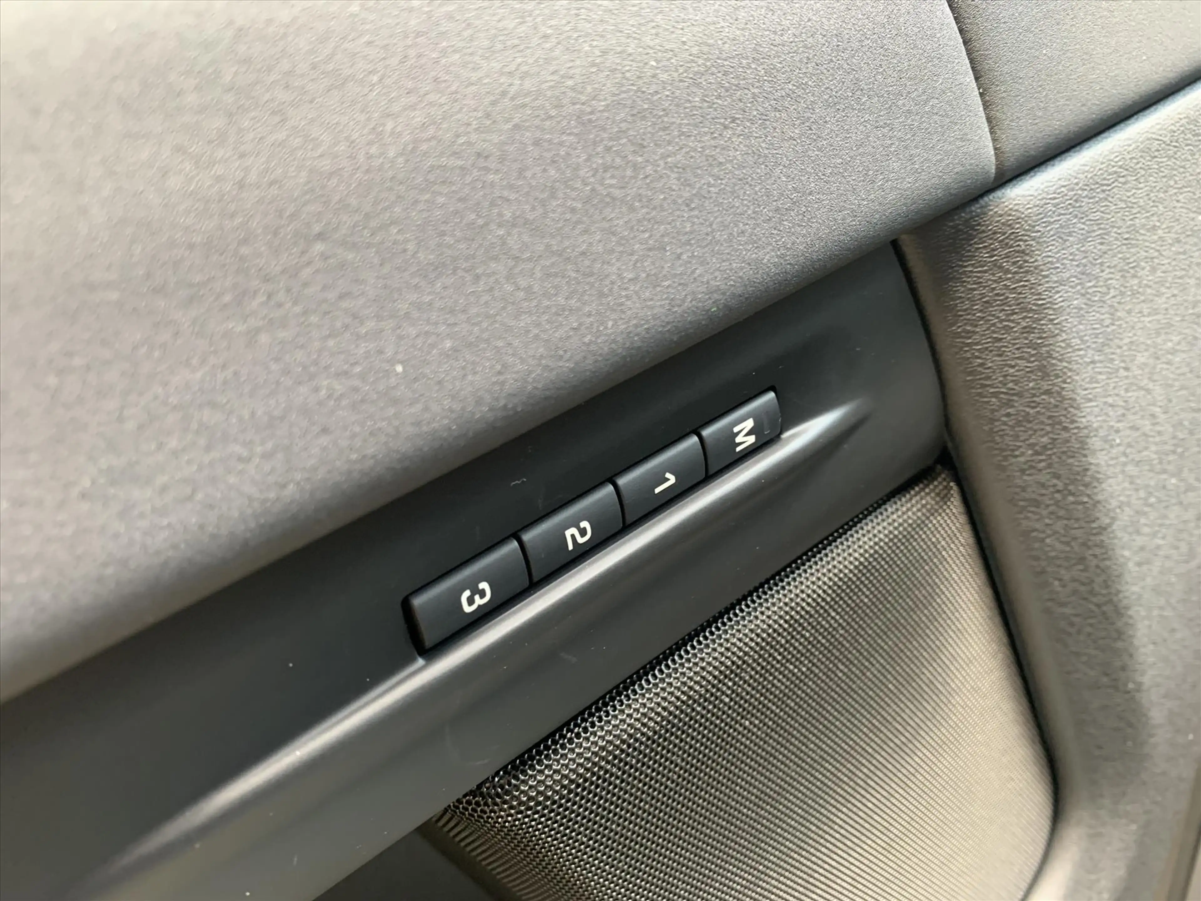 Land Rover Range Rover Evoque P270e PHEV AWD Dynamic SE — photo 10