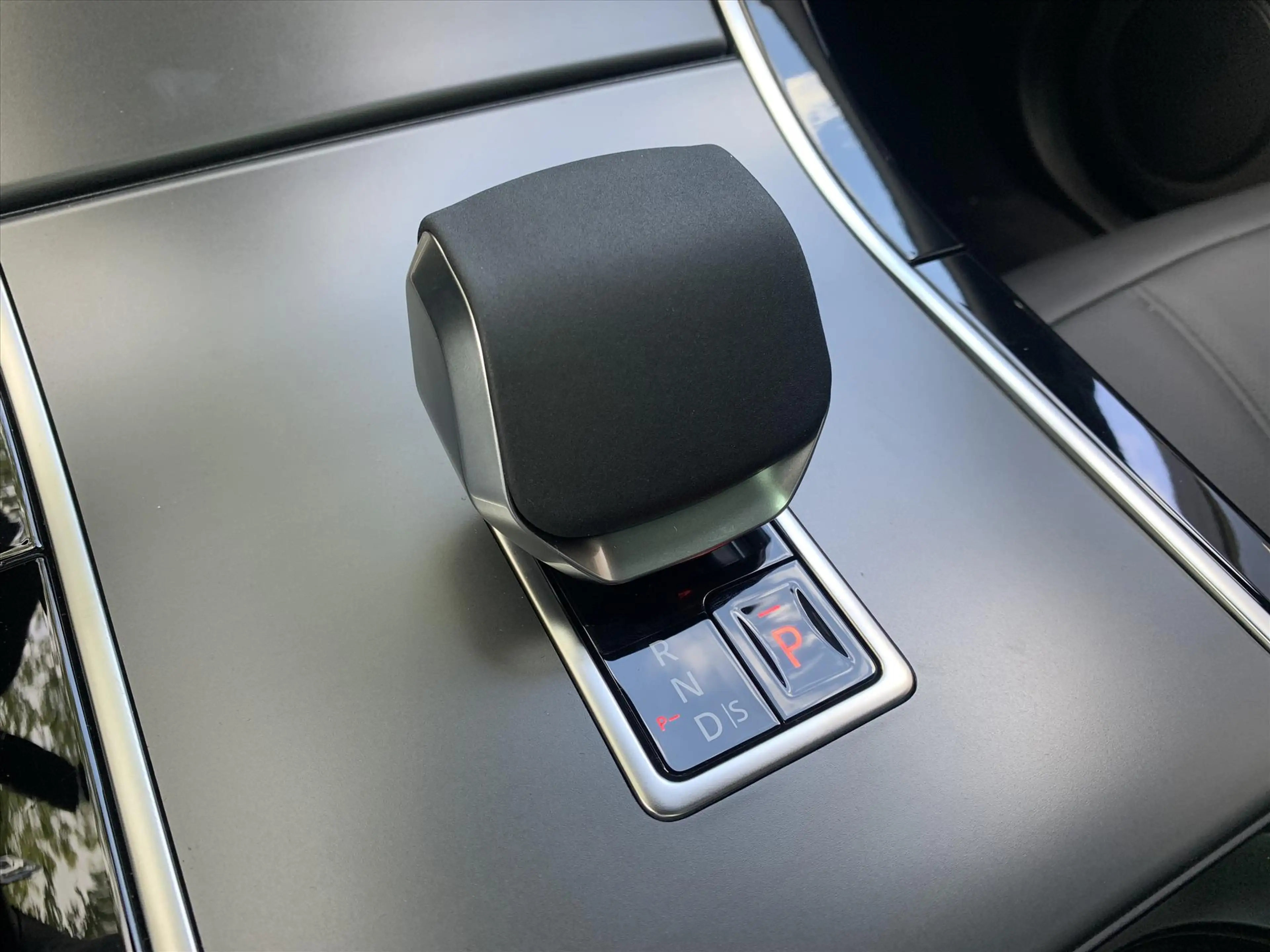 Land Rover Range Rover Evoque P270e PHEV AWD Dynamic SE — photo 8