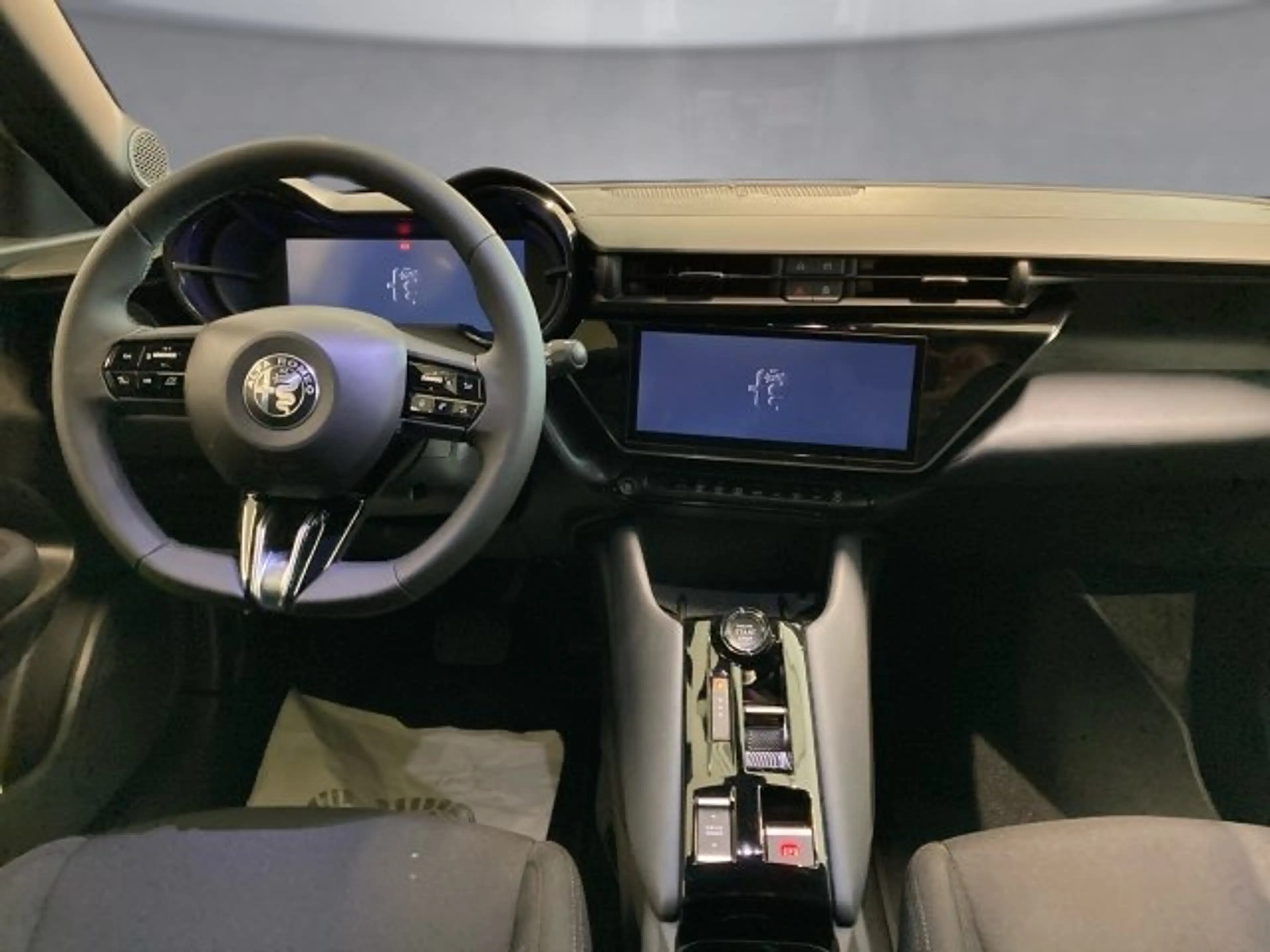 Alfa Romeo Junior Ibrida 1.2 Hybrid eDCT6 — photo 4