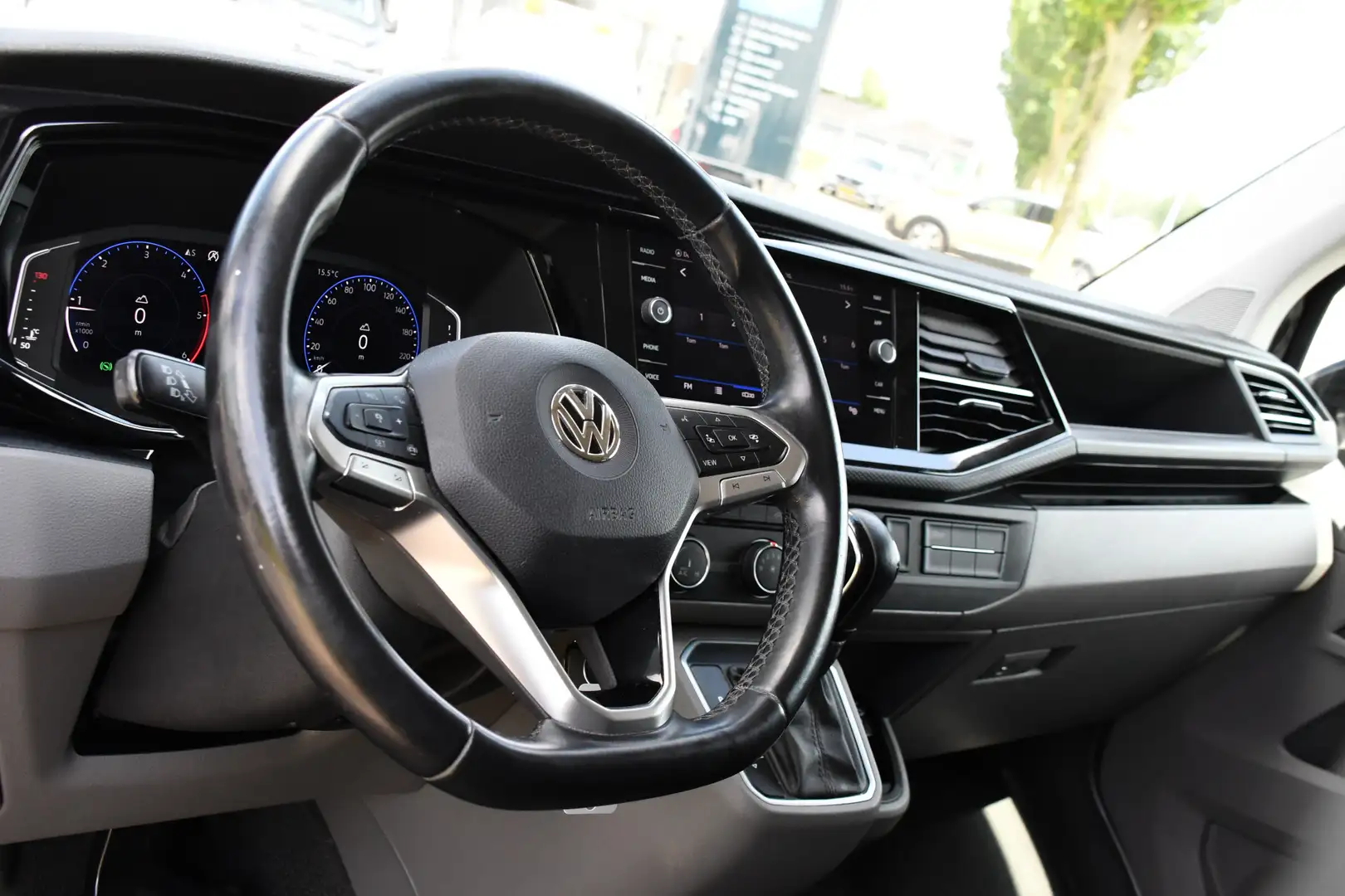 Volkswagen Transporter 2.0 TDI L2H1 32 DC Bulli Virtual, Adaptieve Cruise Zwart - 2
