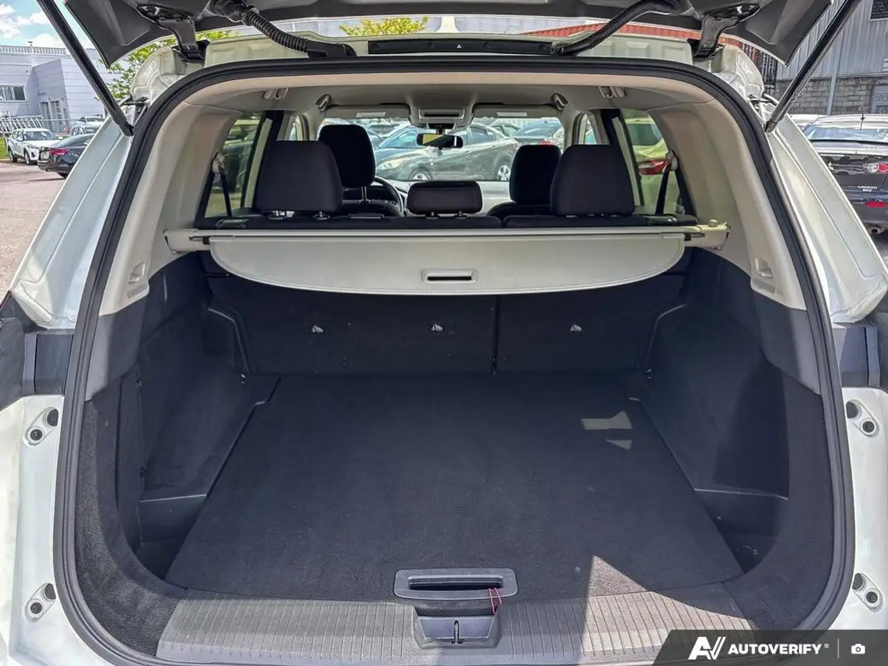 Nissan Rogue снимка Nissan Rogue