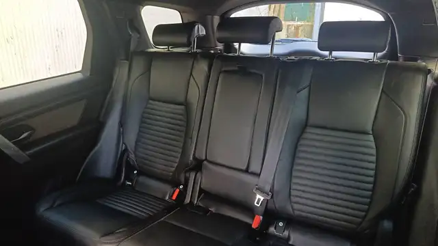 Land Rover Discovery Sport view 9