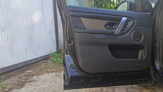 Land Rover Discovery Sport view 7
