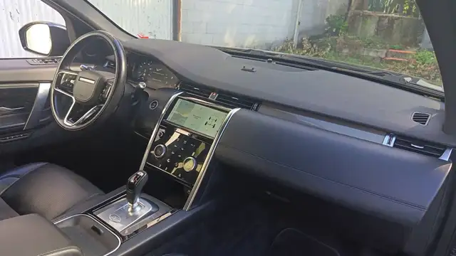Land Rover Discovery Sport view 10