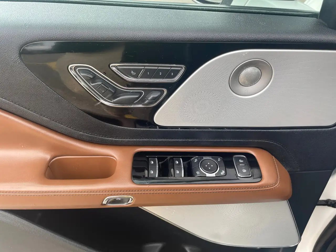 Lincoln Aviator снимка Lincoln Aviator