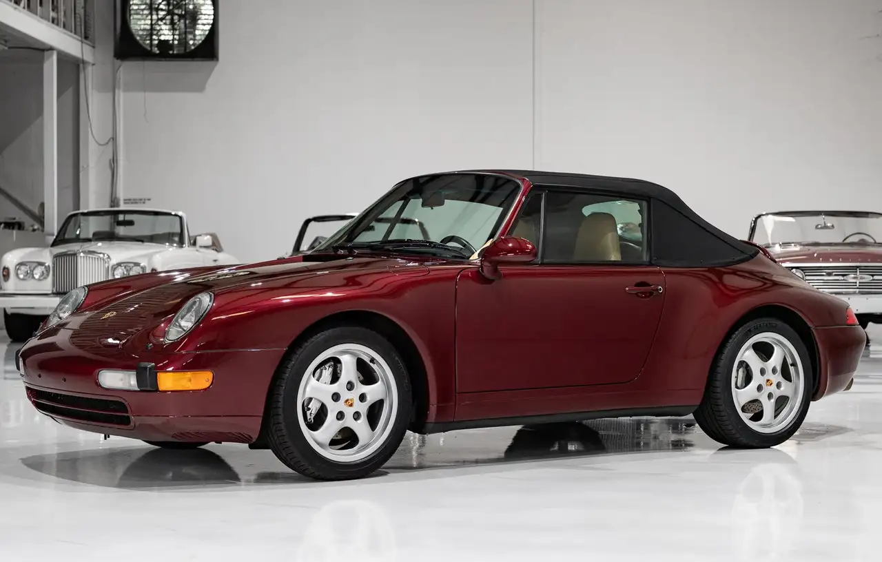 Porsche 911 CARRERA 4 CABRIOLET (SIX-SPEED MANUAL, ONLY 16,802 MILES) SIX-SPEED MANUAL, ONLY 16,802 MILES, foto 3