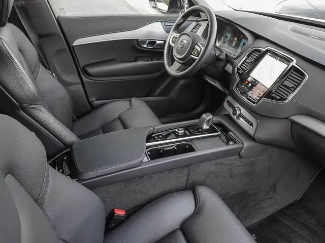 Volvo XC90 view 9