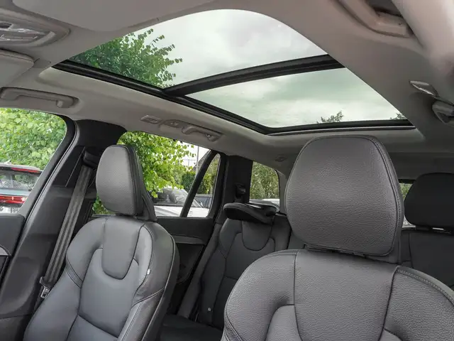 Volvo XC90 view 8