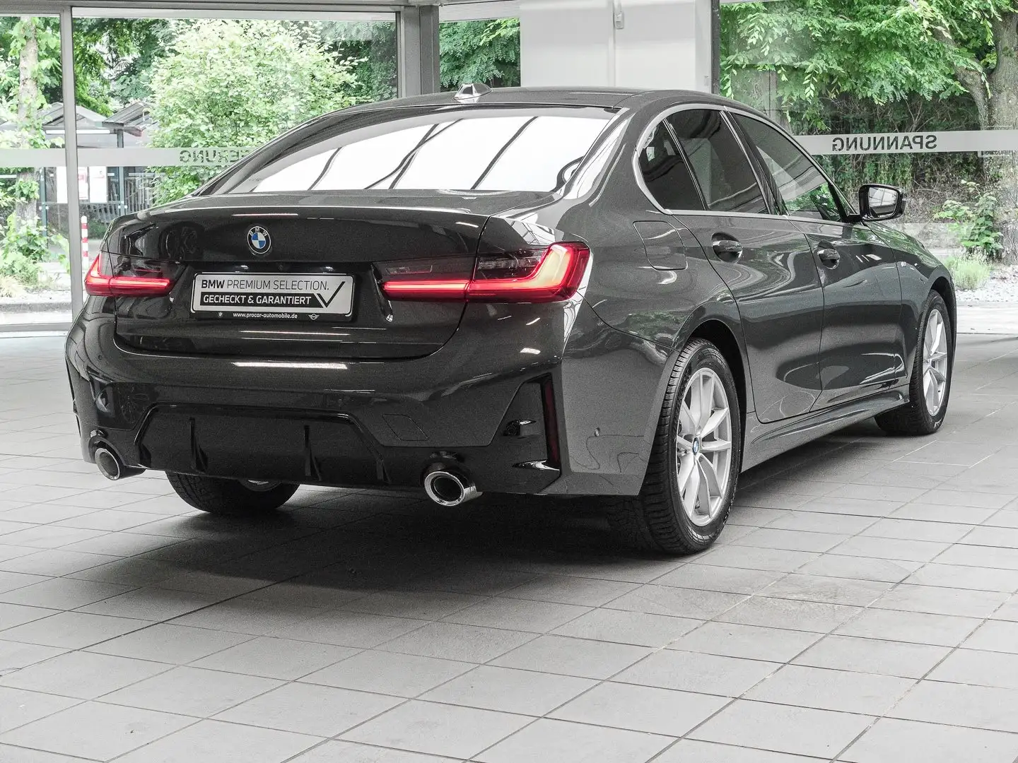 BMW 330 i xDrive M Sport GSD ACC S&Go HiFi Grijs - 2