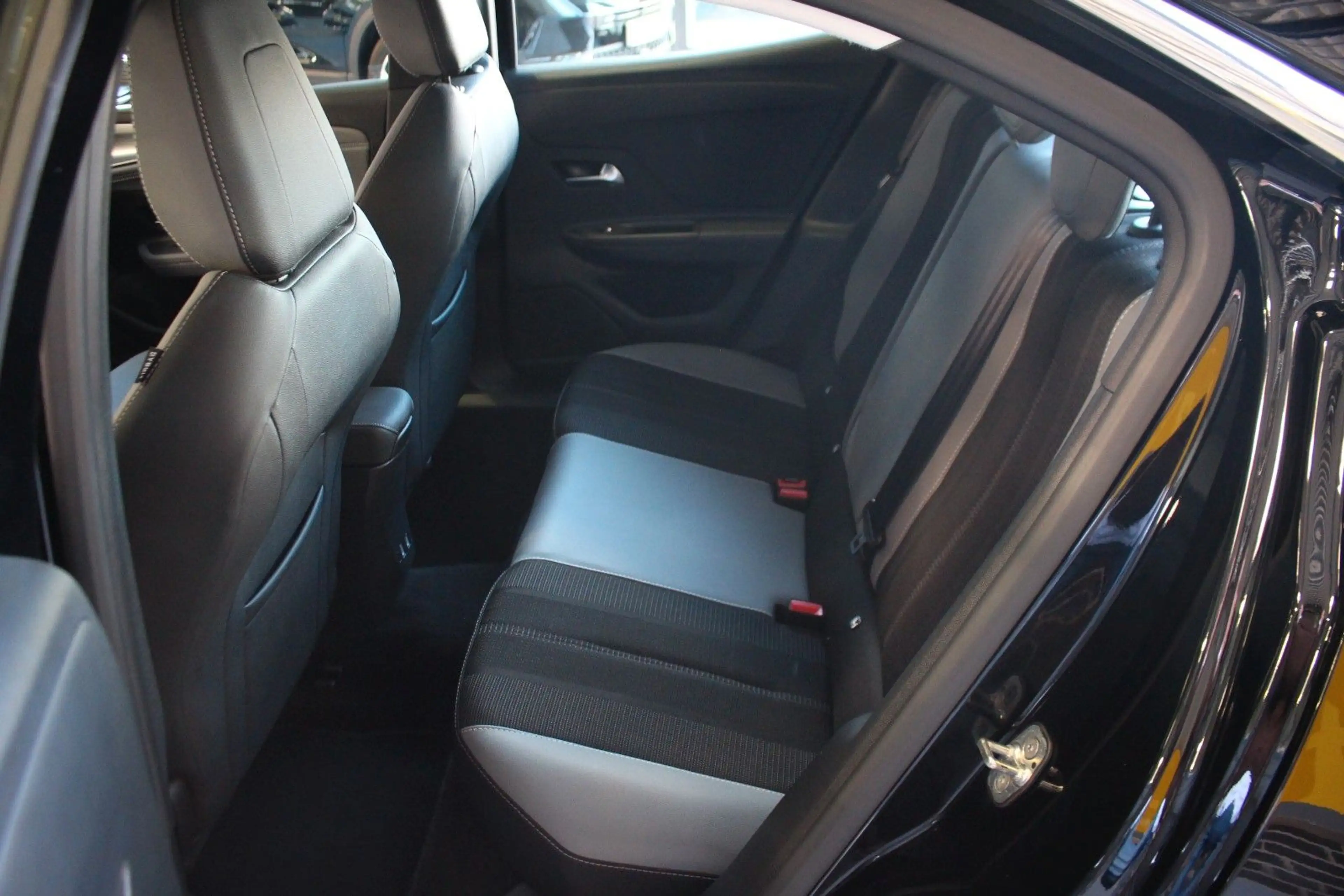 Opel Mokka e Elegance Navi Kamera LED Lenkradheizung — photo 11