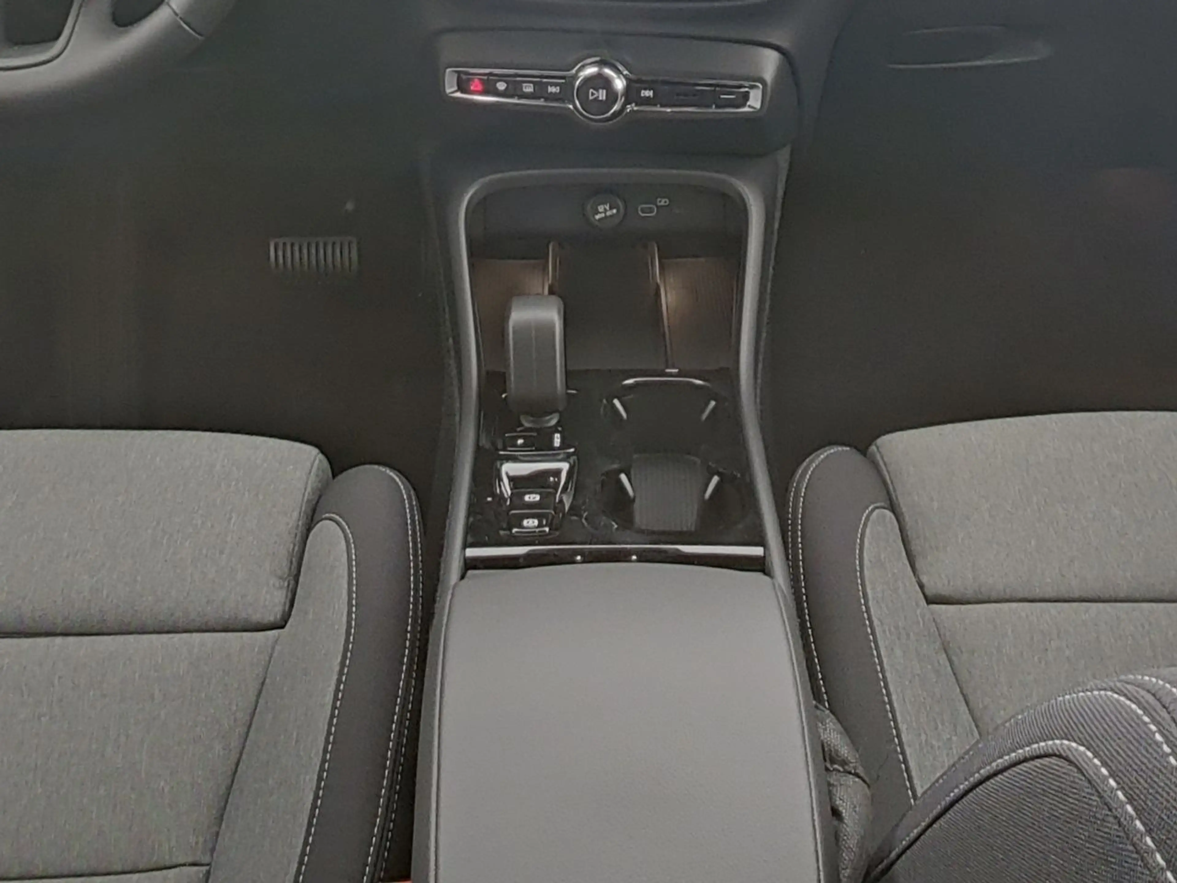 Volvo XC40 B3 Plus Black Edition !!360°+ALARM.+STANDHZ — photo 7