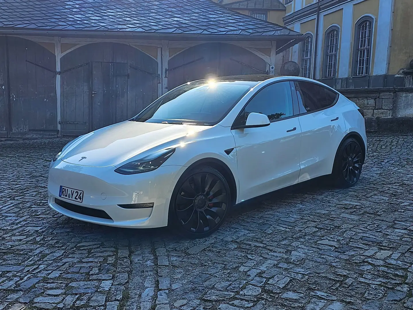 Tesla Model Y Performance, Unfallfrei, Winterräder Weiß - 1