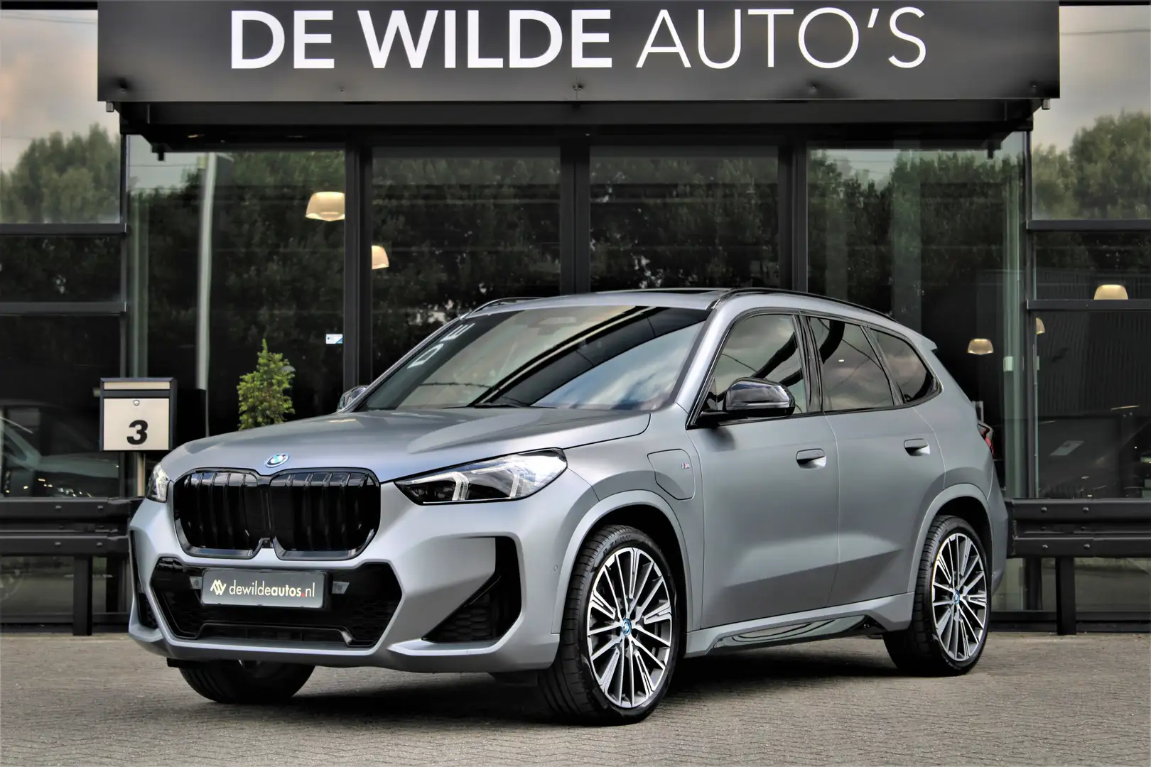 BMW X1 xDrive30e M-sport 326pk Pano Trekhaak Massage Harm Grijs - 1