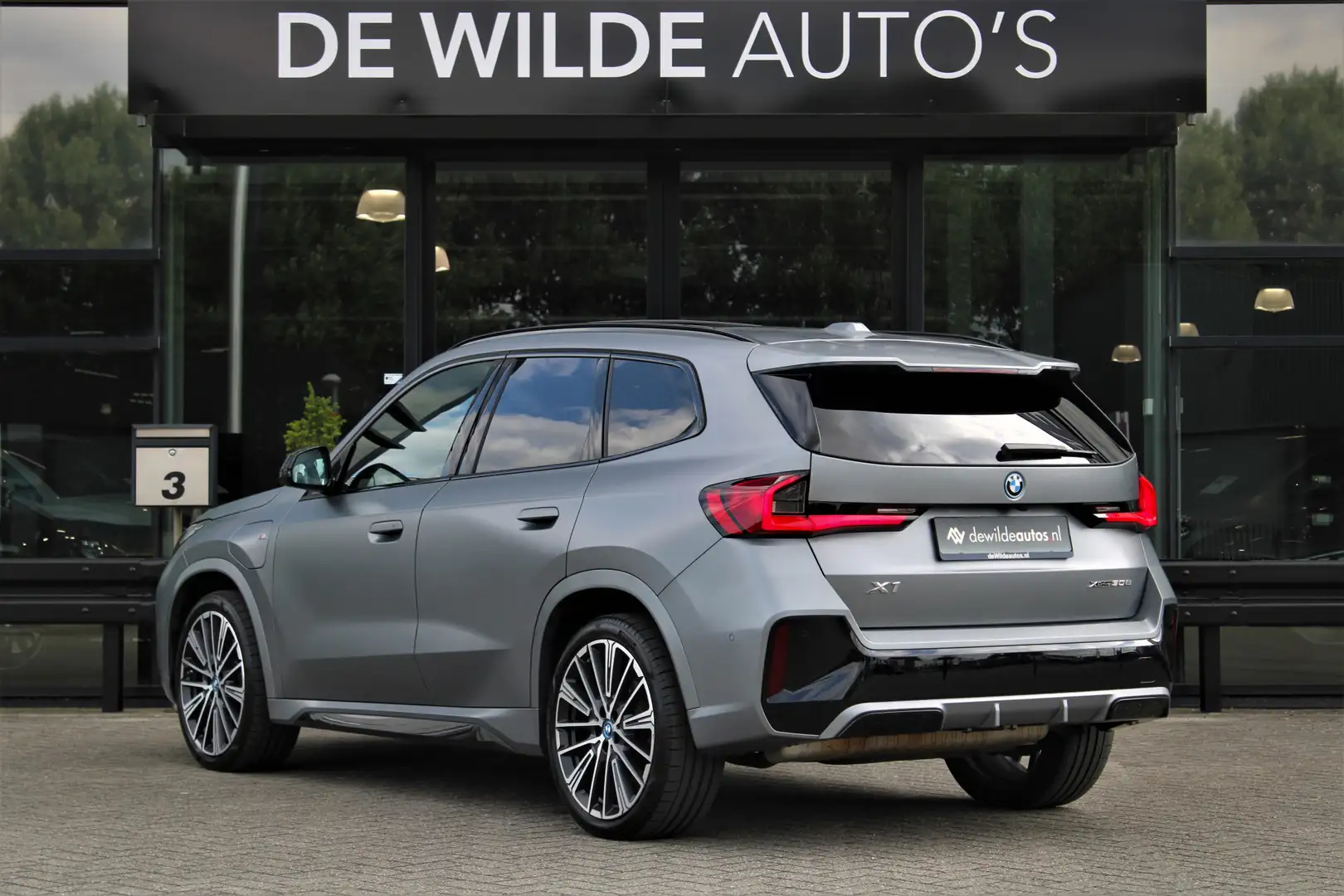 BMW X1 xDrive30e M-sport 326pk Pano Trekhaak Massage Harm Grijs - 2