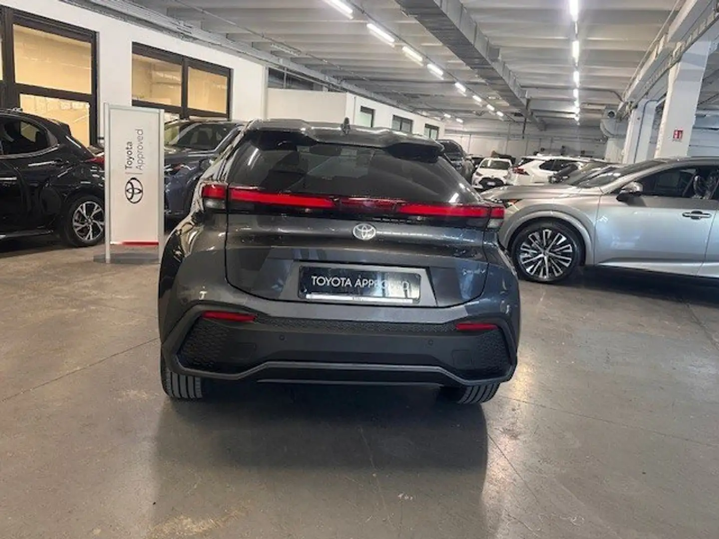 Toyota C-HR C-HR II 2023 2.0 phev Trend eco fwd e-cvt Grigio - 2