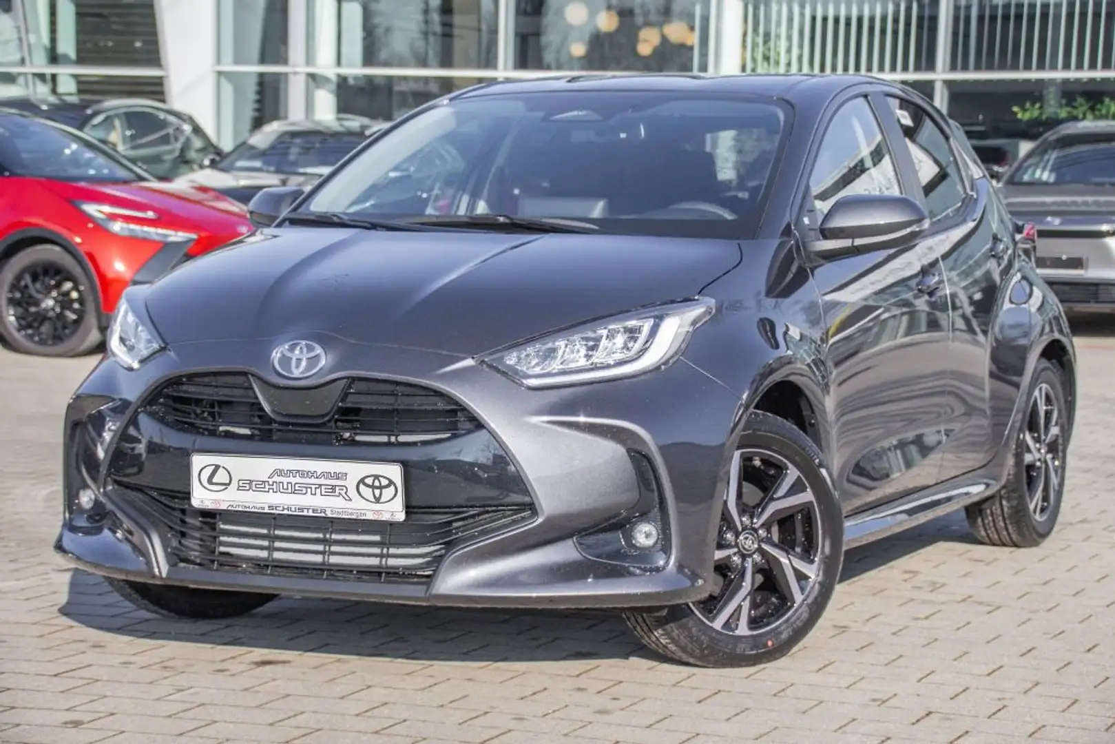 Toyota Yaris Hybrid 116 1.5 VVT-i Teamplayer Grijs - 2