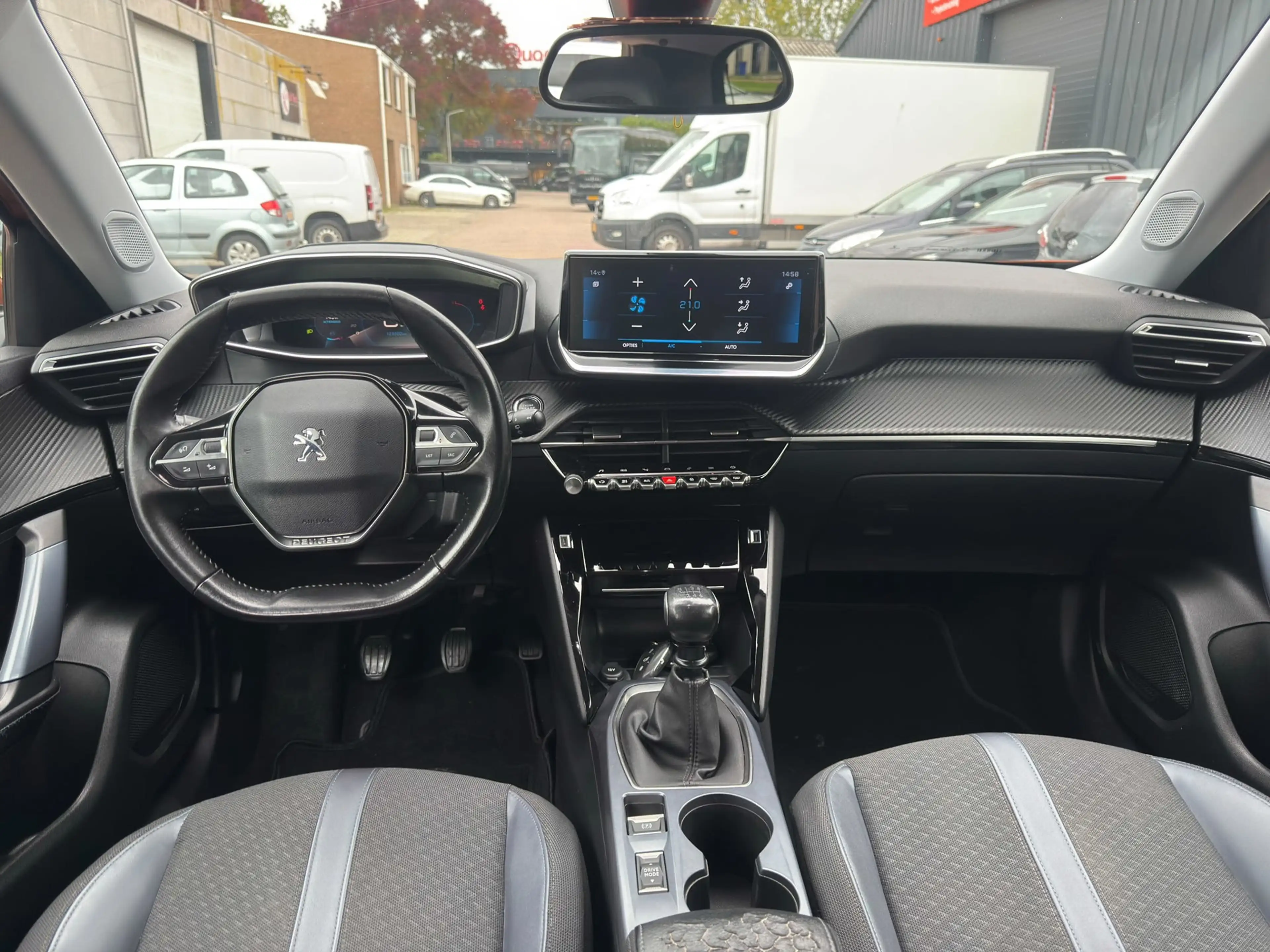 Peugeot 2008 1.2 PureTech Allure — photo 7