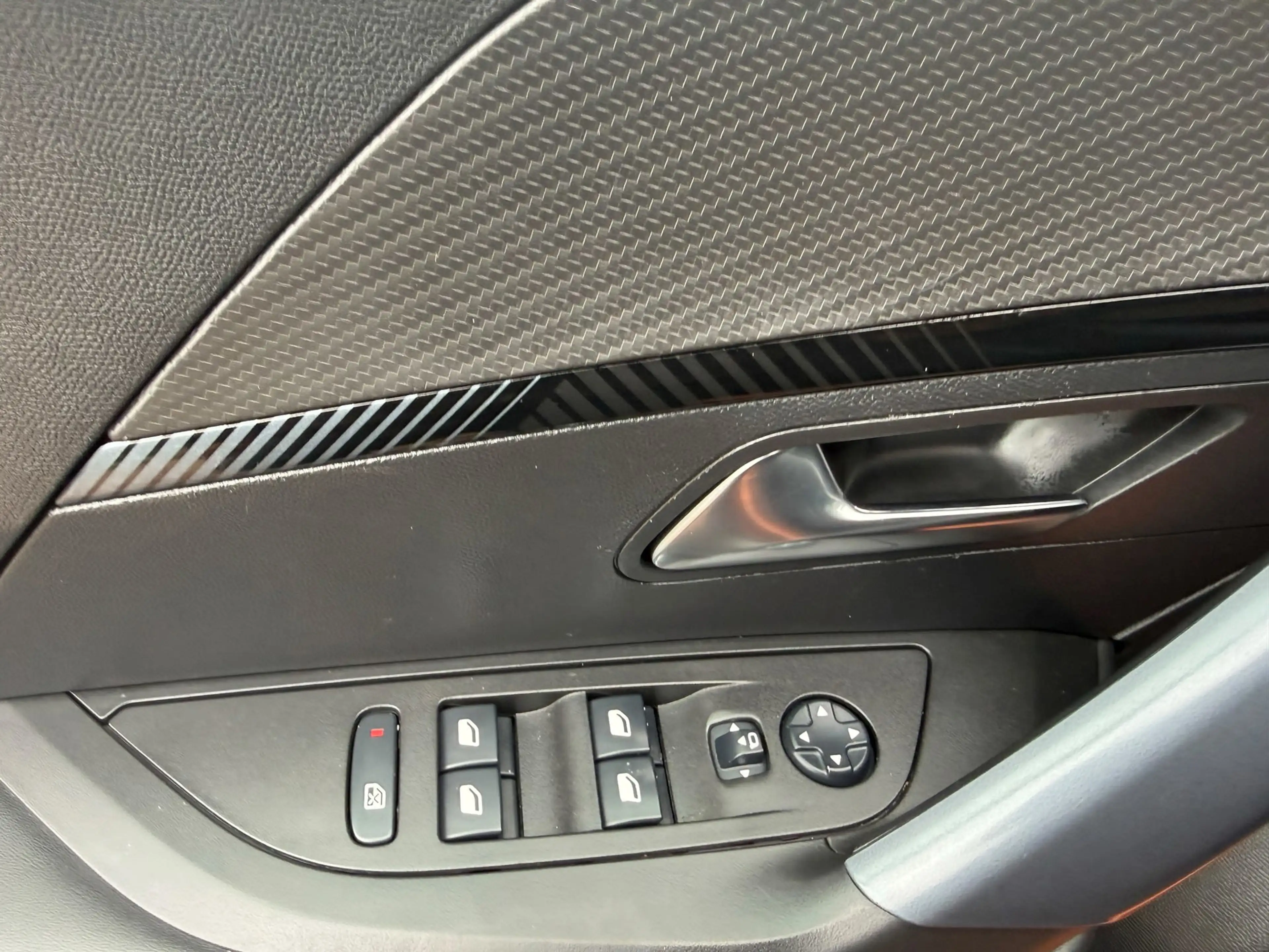 Peugeot 2008 1.2 PureTech Allure — photo 11