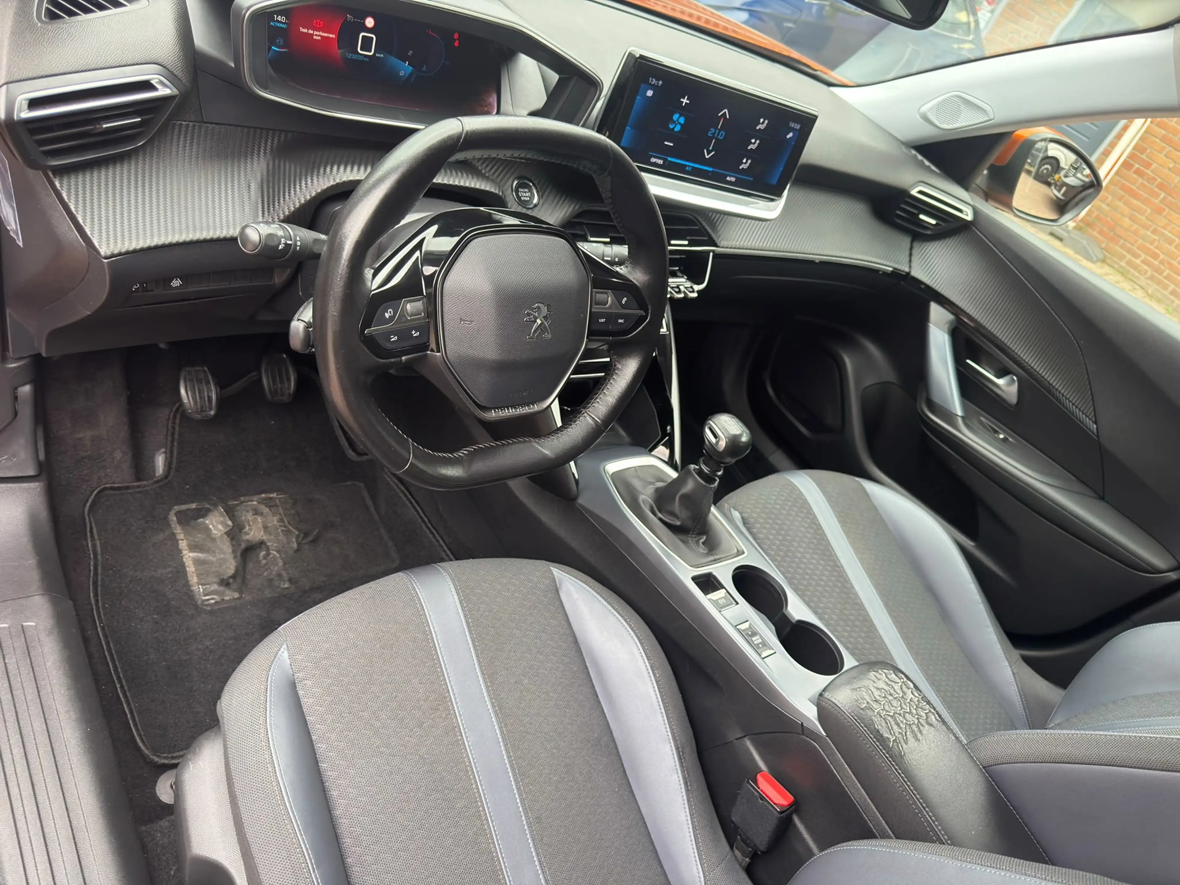 Peugeot 2008 1.2 PureTech Allure — photo 6