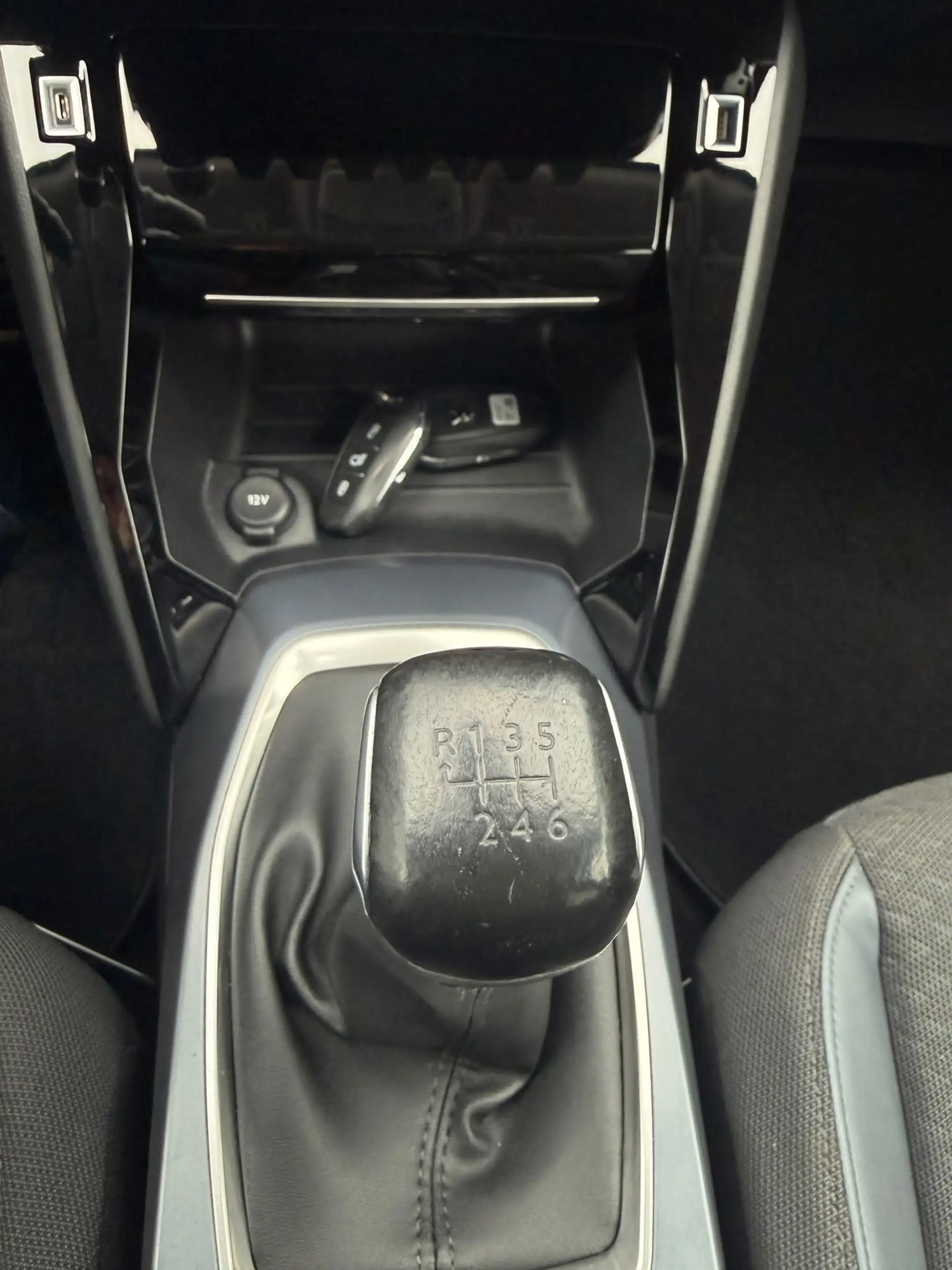 Peugeot 2008 1.2 PureTech Allure — photo 15