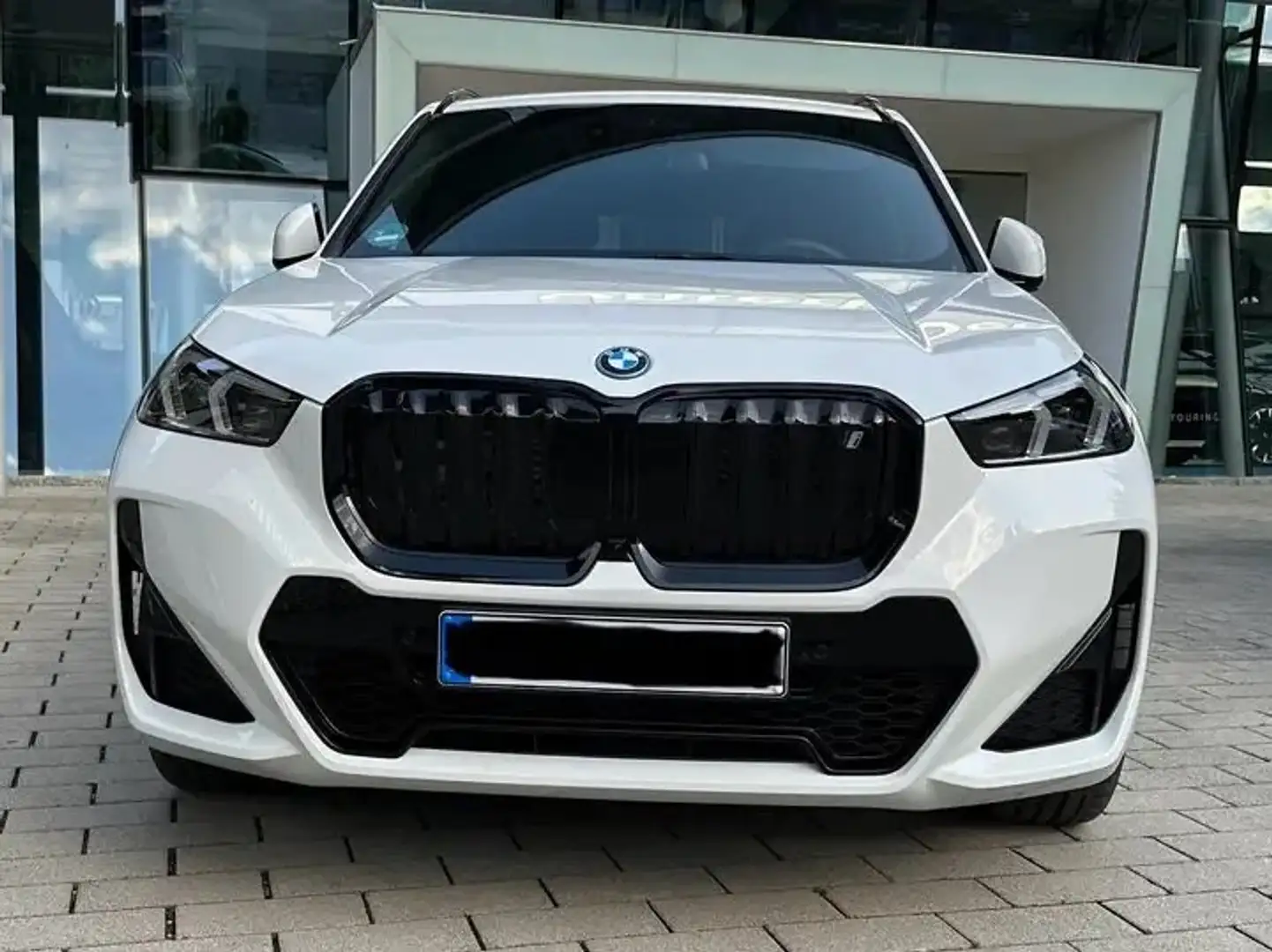 BMW iX1 iX1 xDrive30 *M-Sportpaket 64,7kWh Alpinweiß Weiß - 1