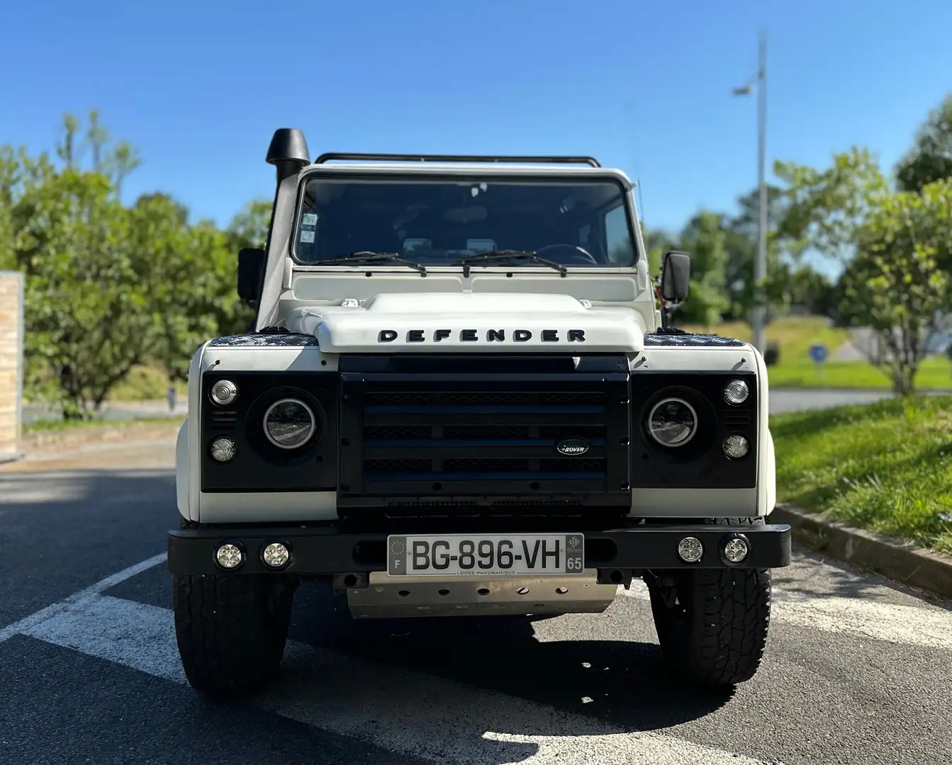 Land Rover Defender LAND ROVER DEFENDER 110 SW 2.4 TDCI - 122 CH Blanc - 2