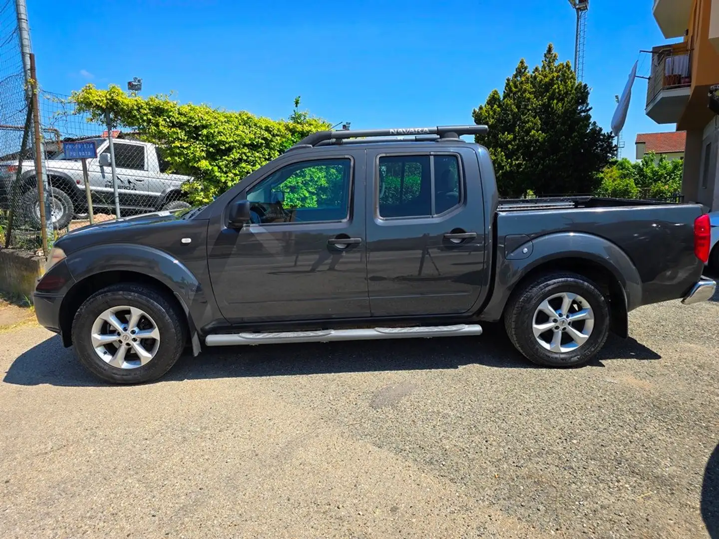 Nissan Navara 2.5 DCI 171CV "LE" Gris - 2