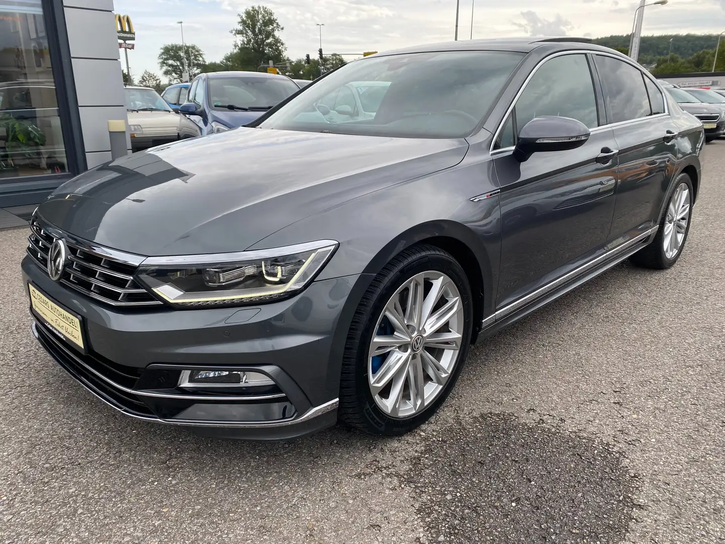 Volkswagen Passat Lim. 2.0 TDI DSG 4Motion R-Line LED Navi Pano Kam Grau - 1