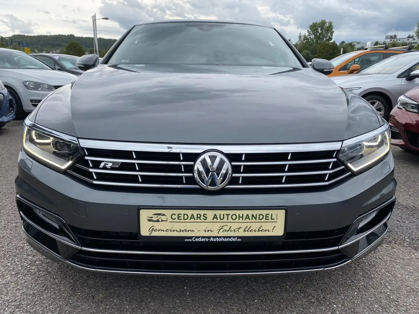 Volkswagen Passat Lim. 2.0 TDI DSG 4Motion R-Line LED Navi Pano Kam Grau - 2