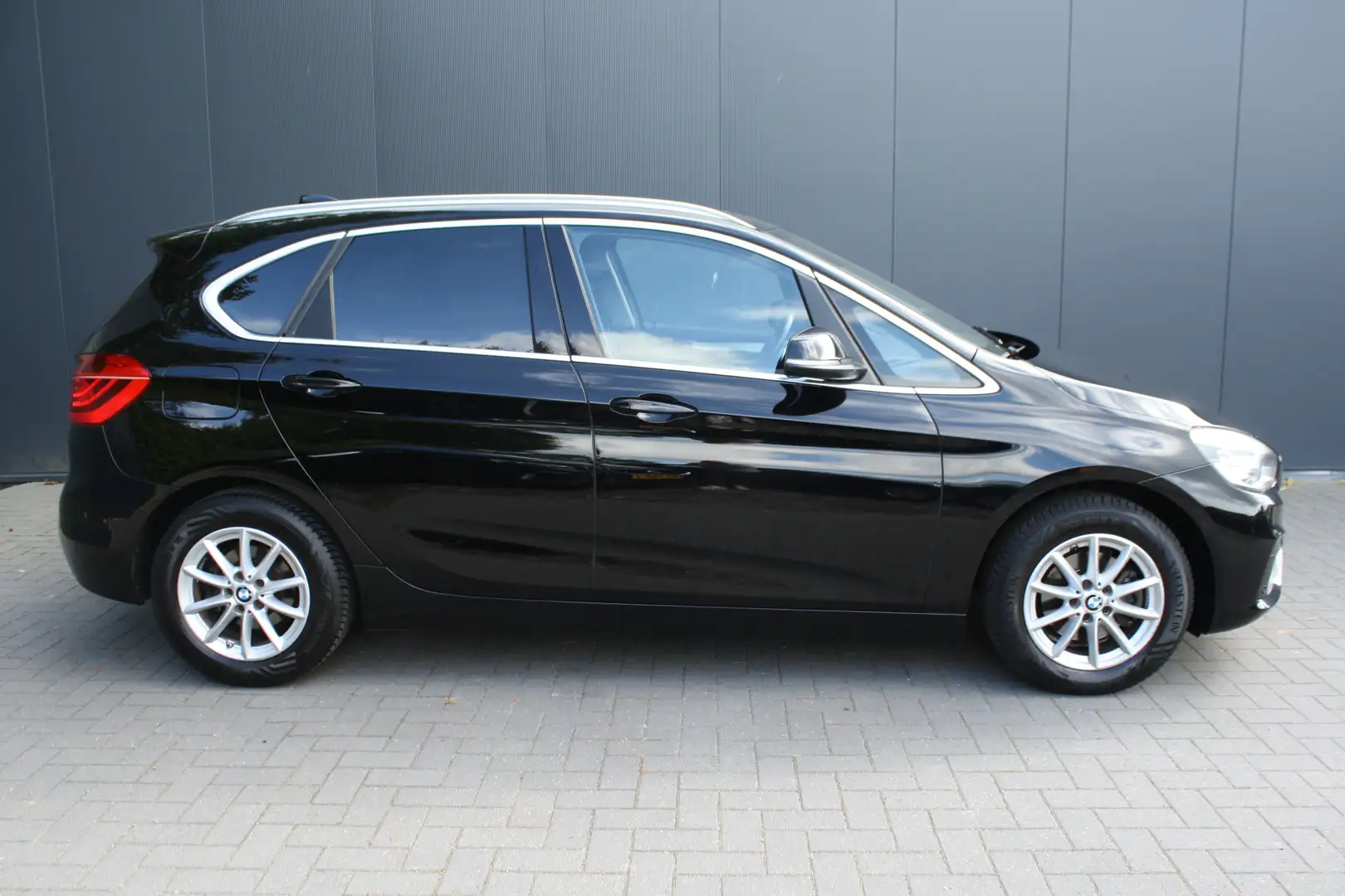 BMW 218 2-serie Active Tourer 218d EURO6 xDrive Executive Zwart - 2