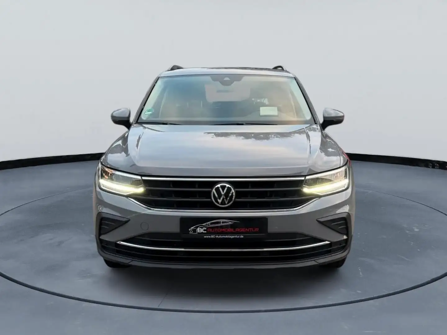 Volkswagen Tiguan Life Standhzg. Pano ACC Kamera Lenkradhzg Grau - 2