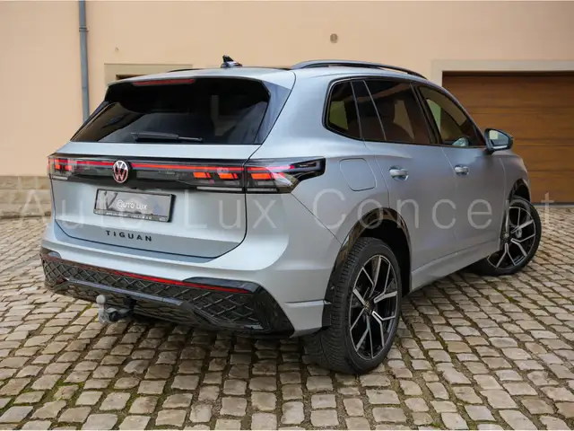 Volkswagen Tiguan view 3