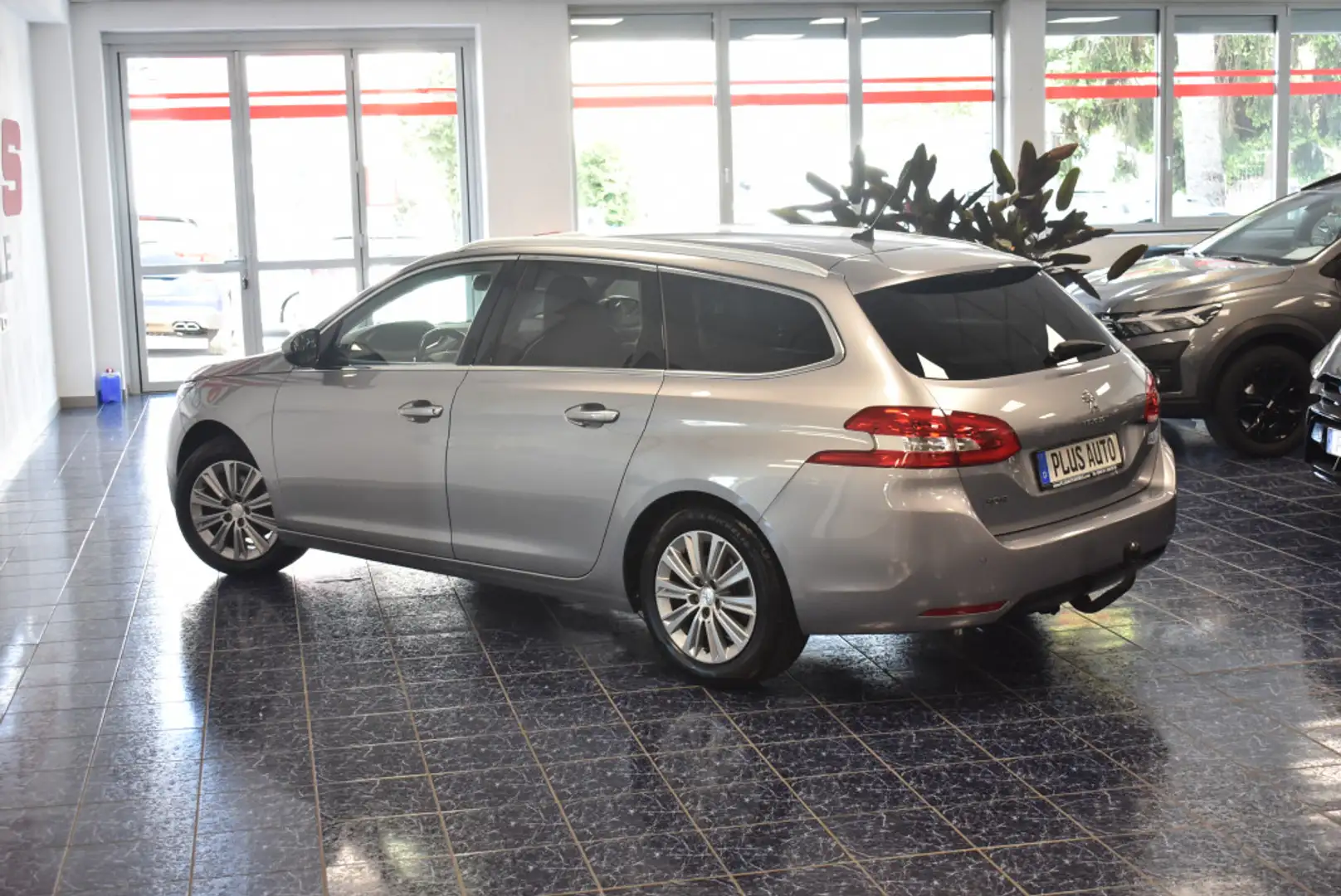 Peugeot 308 1,5 HDI SW Allure Aut Navi Kamera Tempom AHK Grau - 2
