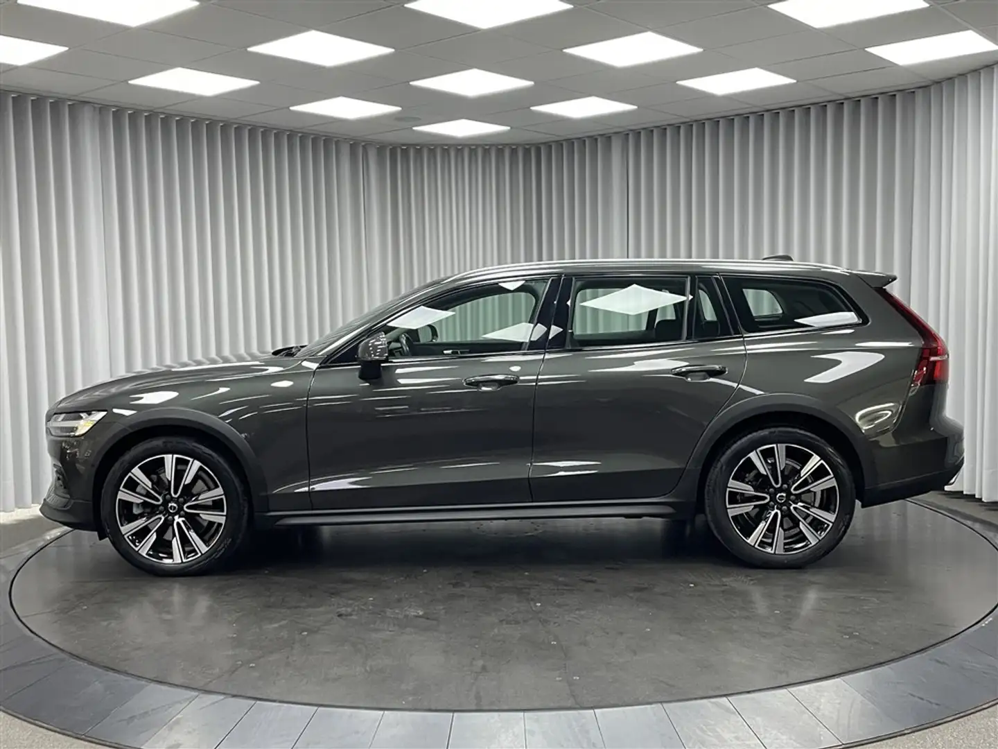 Volvo V60 Cross Country CC / B5 AWD / Lichte Vracht / Aut / Leder / LED... Grijs - 2