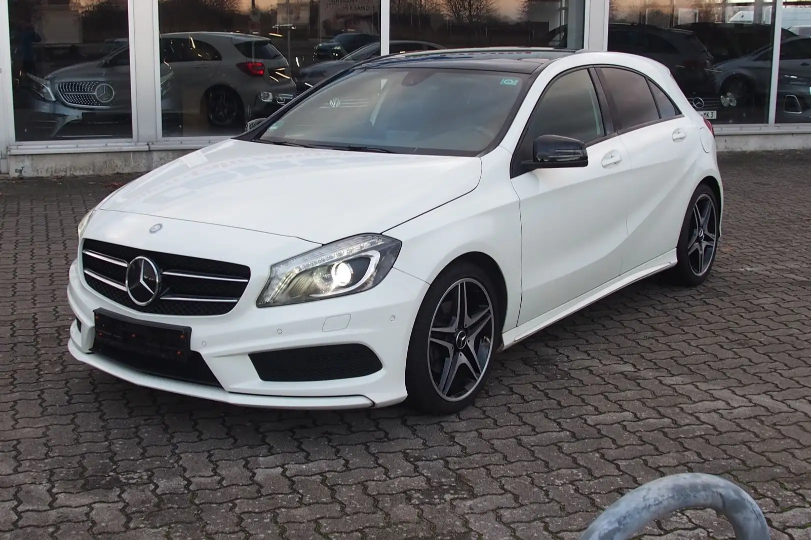 Mercedes-Benz A 200 /AMG-Paket/Panorama/ Night-Paket Weiß - 1