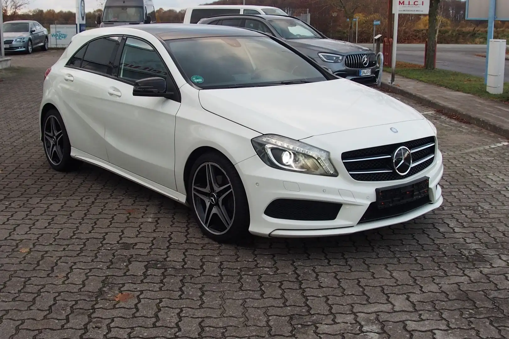 Mercedes-Benz A 200 /AMG-Paket/Panorama/ Night-Paket Weiß - 2