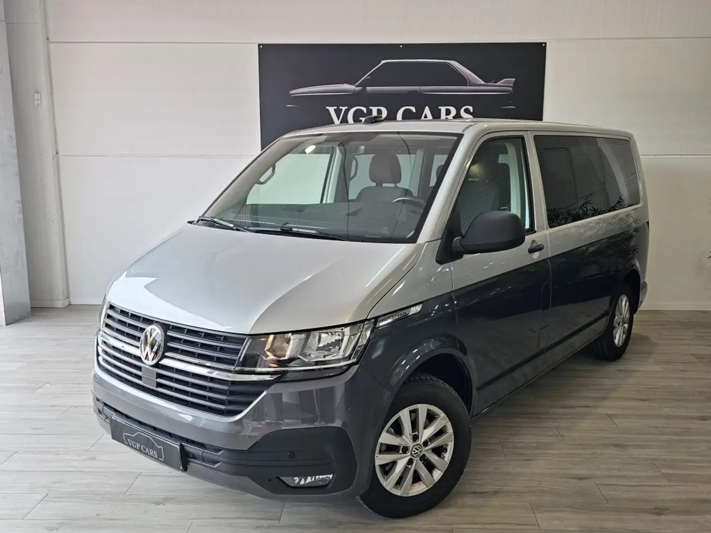Volkswagen T7 Multivan 2.0TDI Batalla Corta Origin DSG 110kW Gris - 1