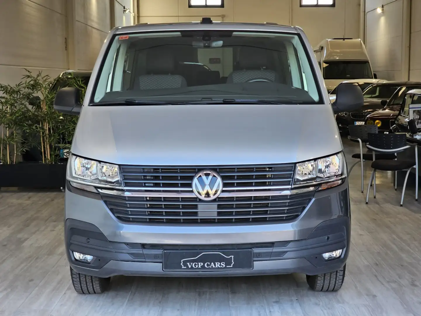 Volkswagen T7 Multivan 2.0TDI Batalla Corta Origin DSG 110kW Grijs - 2