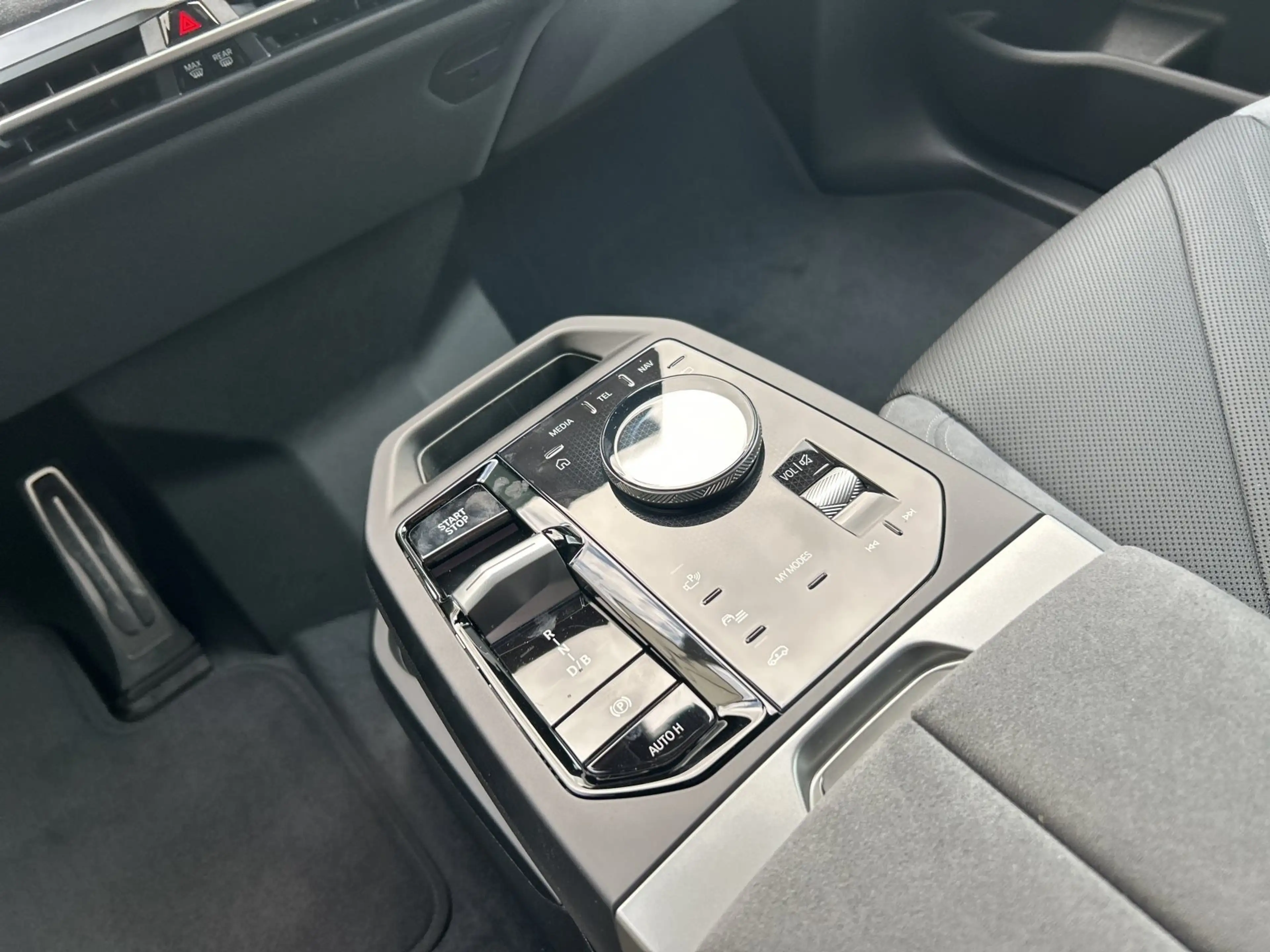 BMW iX xDrive60 M Sport Pro|AHK|SkyLounge|Autobahnass. — photo 13