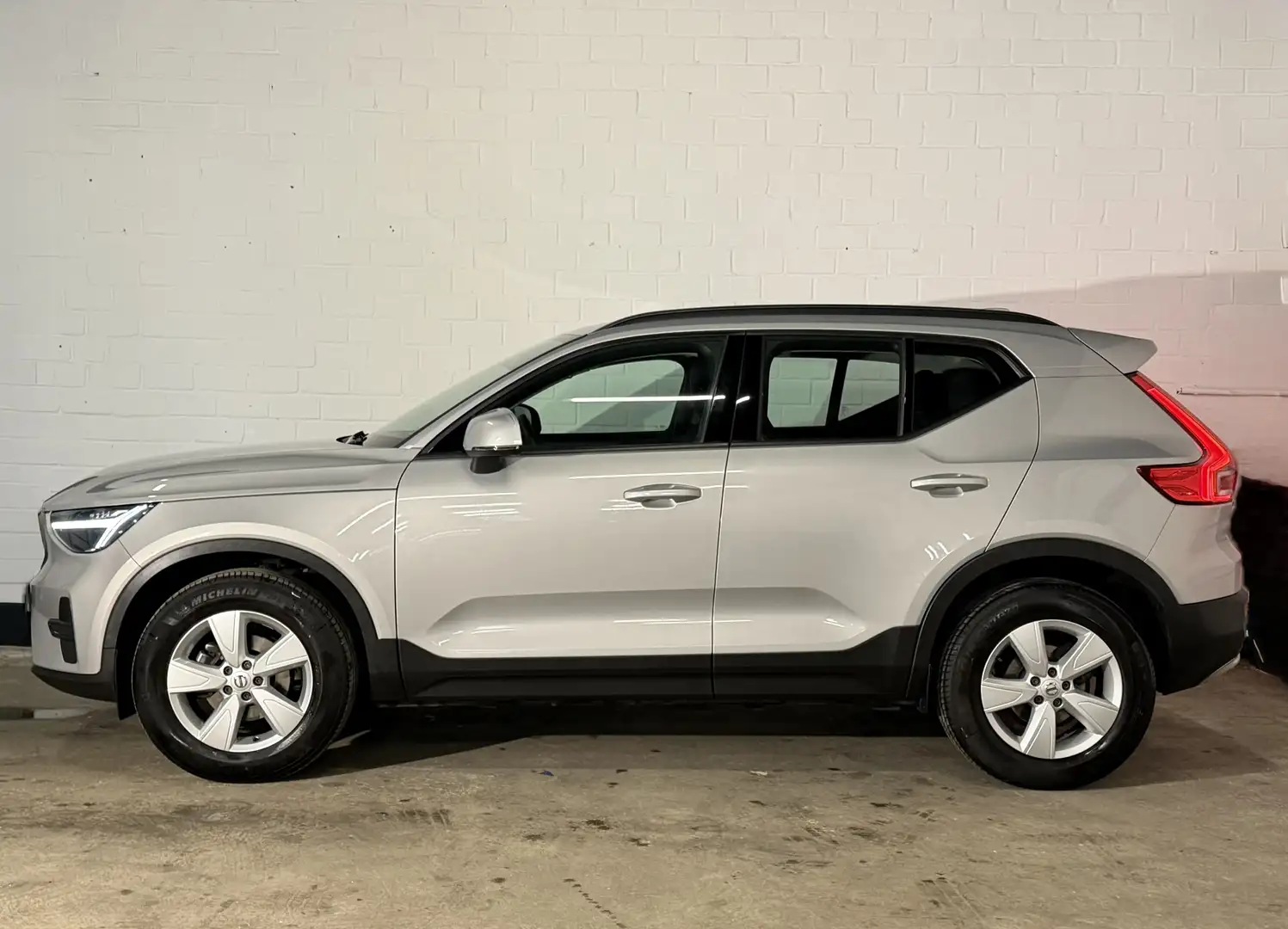 Volvo XC40 T2 Essential   Winter Paket   AHK   RFK Silber - 2