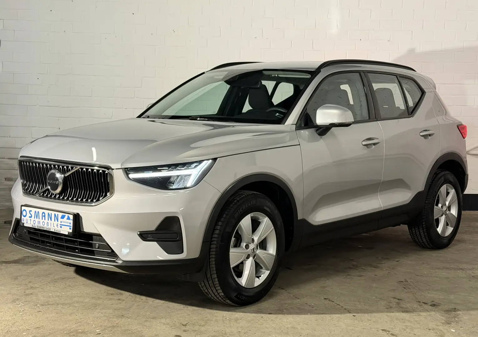 Volvo XC40 T2 Essential   Winter Paket   AHK   RFK Silber - 1