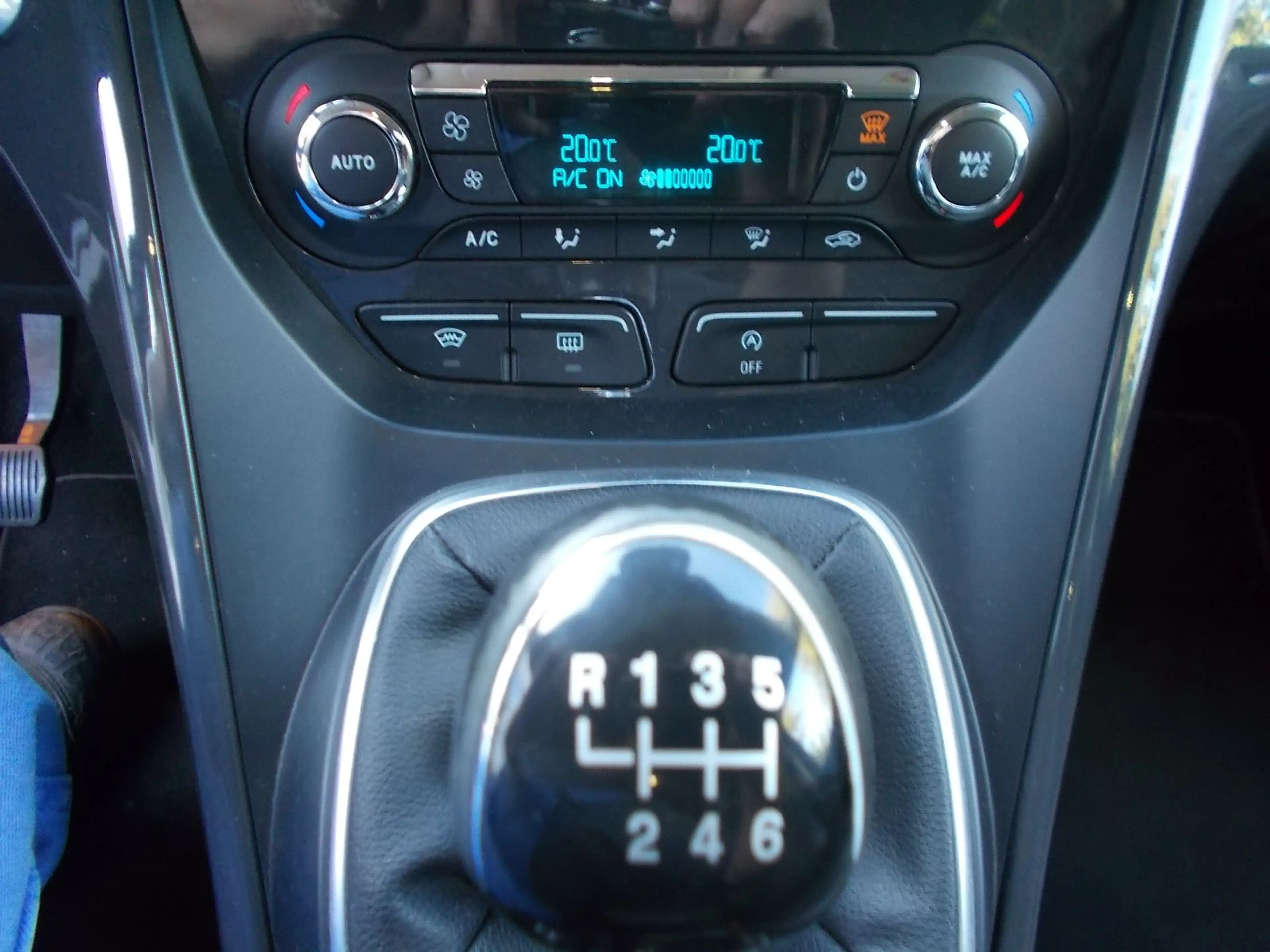Ford Kuga Titanium,Klimaaut.,AHK,Navi,SHZ.... — photo 11
