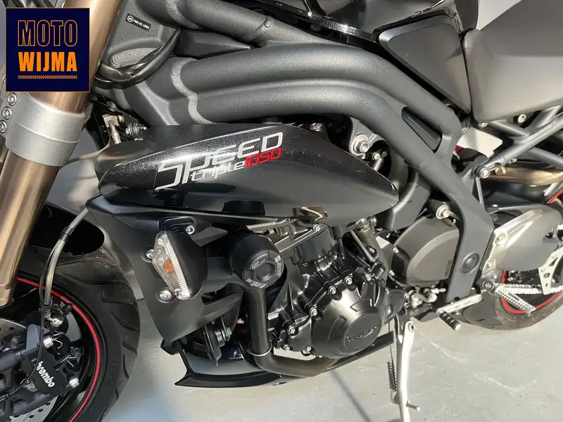Triumph Speed Triple 1050 - foto 8