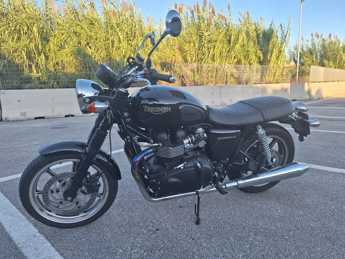 Triumph Bonneville T100 Fekete - 2