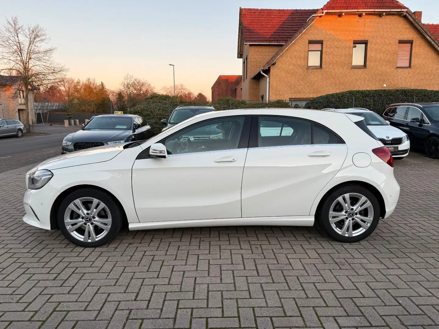 Mercedes-Benz A 180 A180, Aut., Leder, LED, Lückenlos Scheckheft Bianco - 2