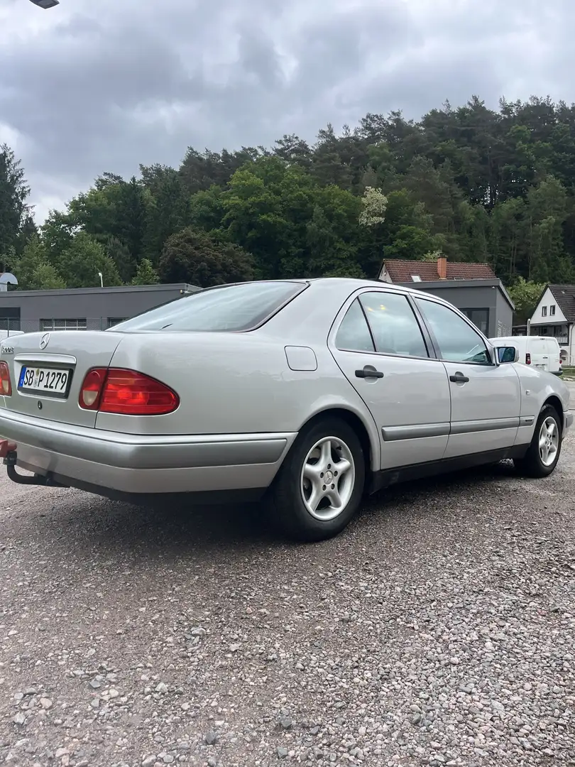Mercedes-Benz E 200 Classic top gepflegt - 2